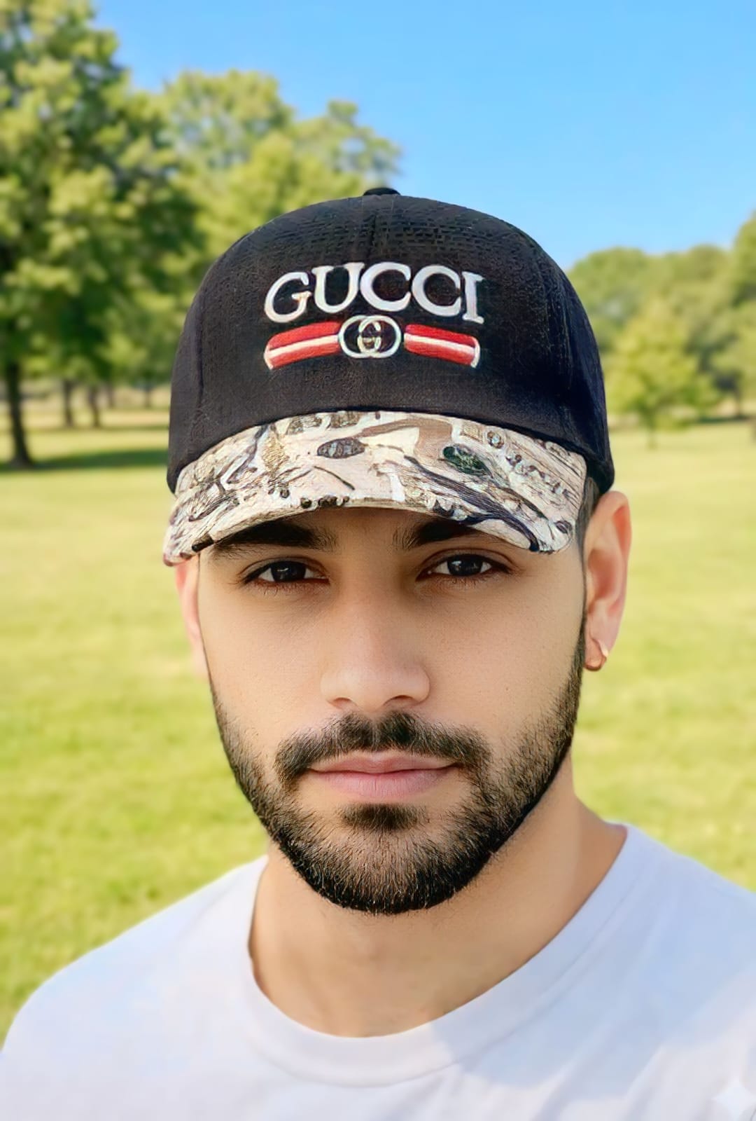 CAPWALA. Gucci Logo "Waffle-Knit" Baseball Cap with a Graphic Print Brim. - Image 3